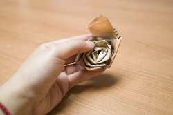 Com fer una rosa de Sant Jordi de Paper de diari