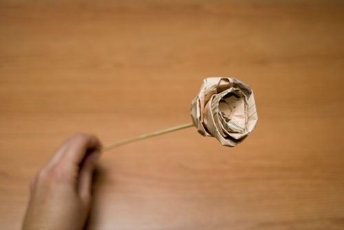 Com fer una rosa de Sant Jordi de Paper de diari